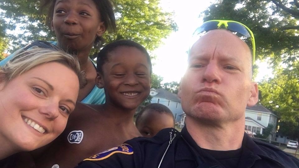 Grand Rapids police officers hang out, take selfies with kids